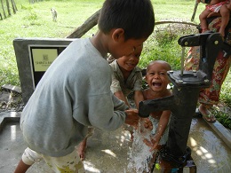 Happy locals with their brand new Shinta Mani water well. 